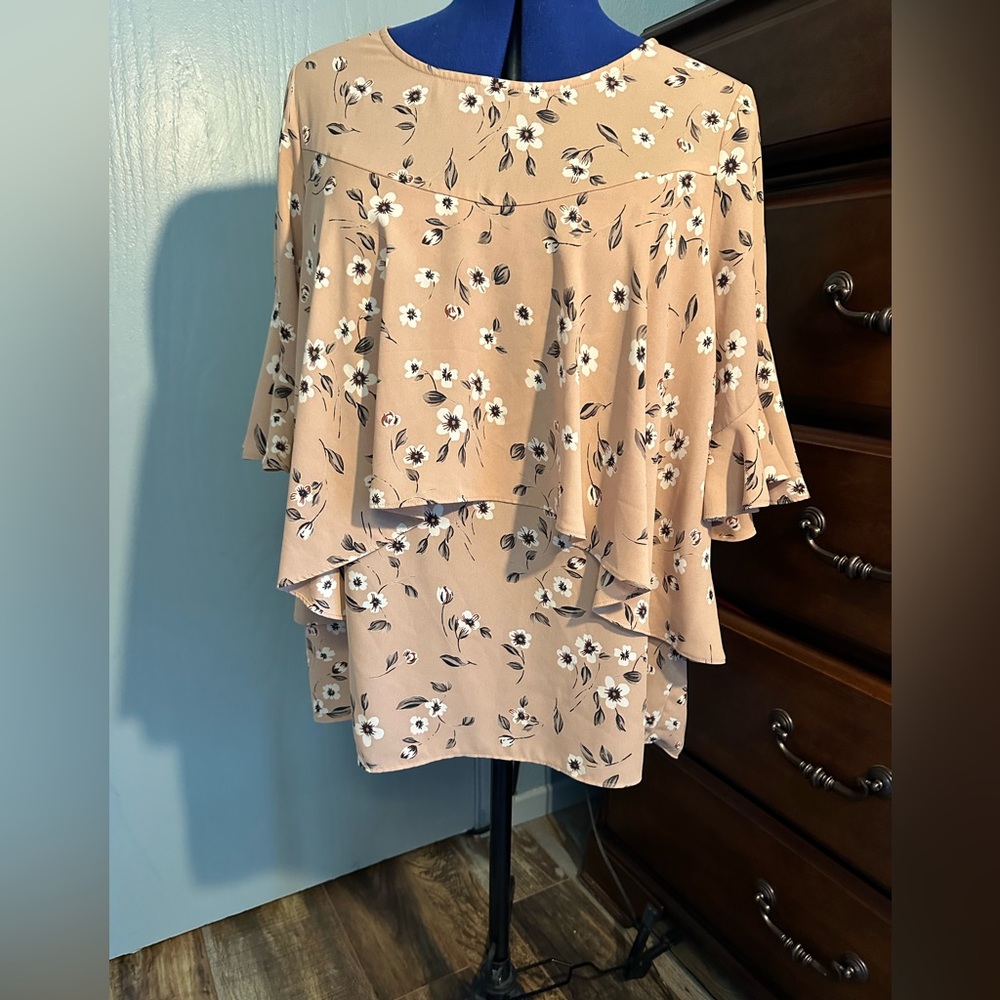 Pleione short sleeve pink floral top with ruffles on sleeves and front, L